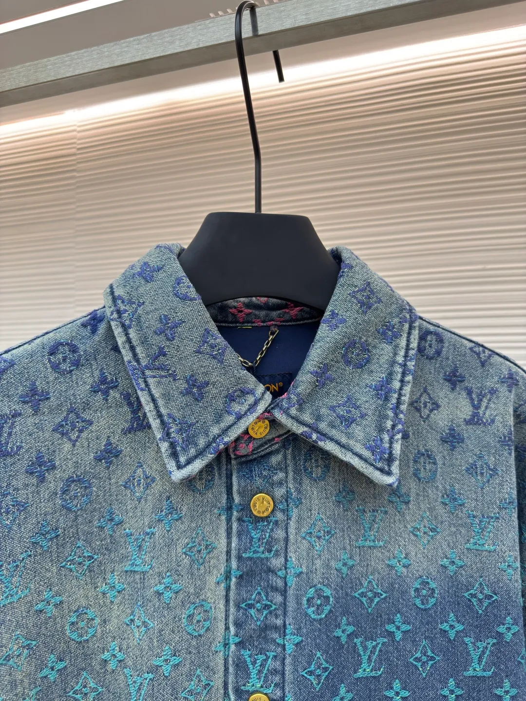 LOUIS VUITTON Gradient color jacquard denim short-sleeved shirt ●Authentic product: purchased and developed for 16900 ●Item number: 1680136-B70 ●Material: denim fabric ●Technology: jacquard gradient production ●Version: fitted version ●Weight: about 880 grams ●Size: XS-S-M-L ●Description: The fabric is made of 10s*7s combed cotton denim, matched with 60s twill Tencel cotton lining, purchased Y version color matching, ordered and dyed 4 color weft yarns, referring to the Y version color gradient level, single color yarn hand-numbered fabric organization, 1:1 restoration of pattern painting jacquard device, weft yarn is made of 100% cotton yarn, the fabric is woven with a rapier jacquard machine, purely hand-made single-piece cutting, front and rear trouser waistbands are all It is cut with positioning flowers. The two patch pockets on the back are made of restored flowers. All the trousers hanging ears have the Presbyopia logo in the middle. The triangular hanging ears on the back are made of round flowers on the bottom. The upper two flowers are completely symmetrical and centered, and the details are directly filled out. For the washing process, the plastic sealing film material is used to open the mold and position it. Nine positions are manually sprayed twice for coloring. During this period, the coloring time of the horse must be strictly controlled. If the time is too long, the color will be too dark. If the Y-version effect cannot be achieved, workers must operate quickly and accurately, and then rinse and solidify the color in the later stage. The back waistband is affixed with a cowhide two-layer embossed leather tag, with the brand logo made of rose gold and white copper. The zipper is made of 2# long puller and closed tail zipper made of bronze. The waist button is made of electroplated antique gold and white copper I-shaped plate. The overall wiring is straight and delicate, the fabric is comfortable and soft, and the color is consistent without color difference. It can be matched with the same style to create a fashionable look and control various occasions. Customized accessories, complete with three standards, same style for men and women!